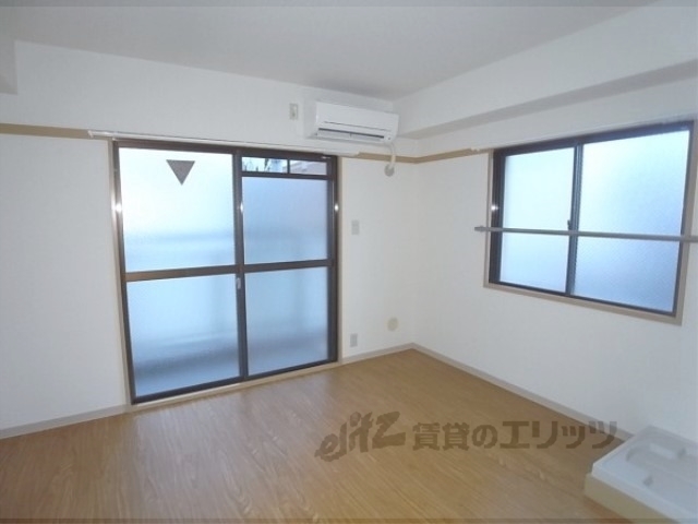 居室・リビング　２面窓です