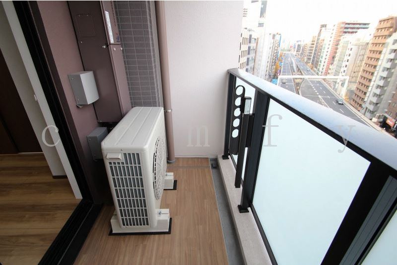 バルコニー　ウッドデッキ調のバルコニー