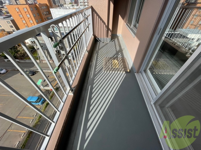 バルコニー　バルコニーは幅があり、広い印象を受けました。