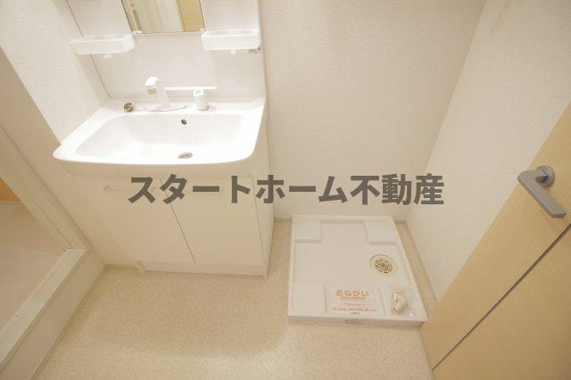 洗面設備　明るい洗面所です