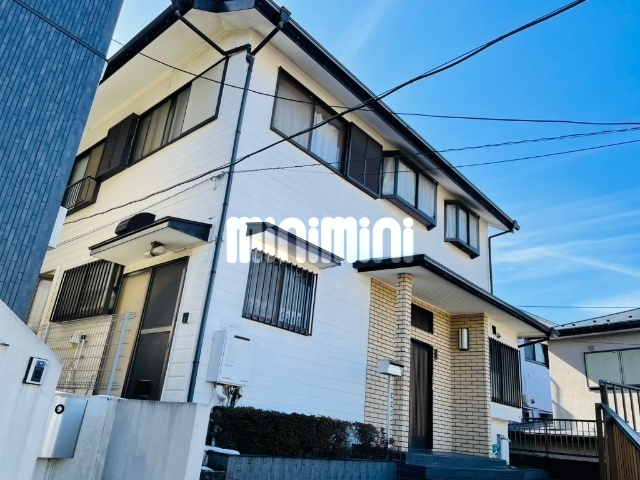 建物外観　左に入った先にお部屋があります