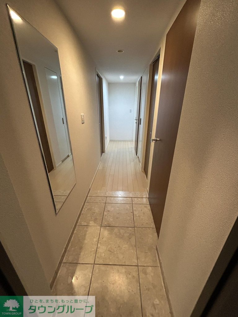 玄関　玄関廊下：姿見付（クリーニング前）