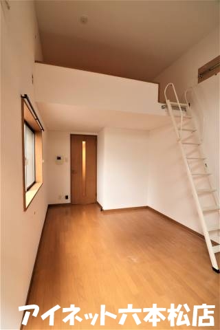 居室・リビング　2面採光で明るいお部屋です