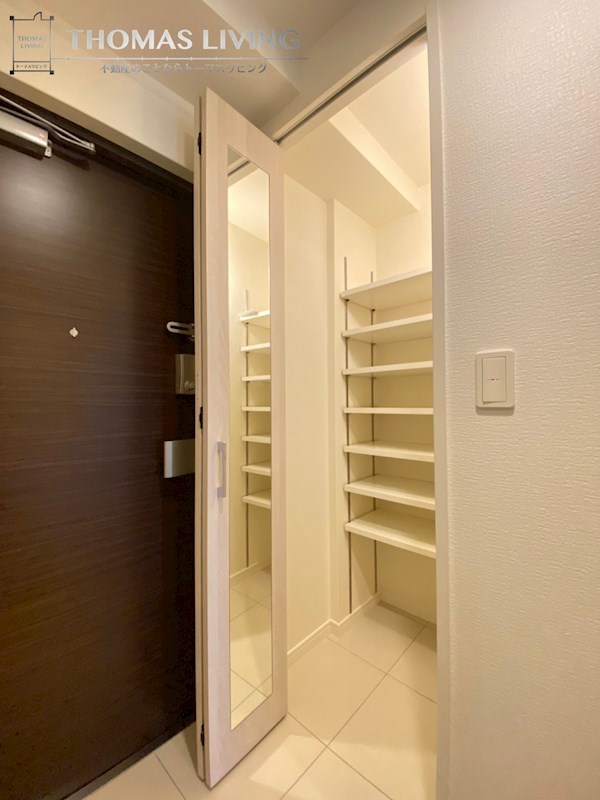 玄関　※別号室の参考写真になります。