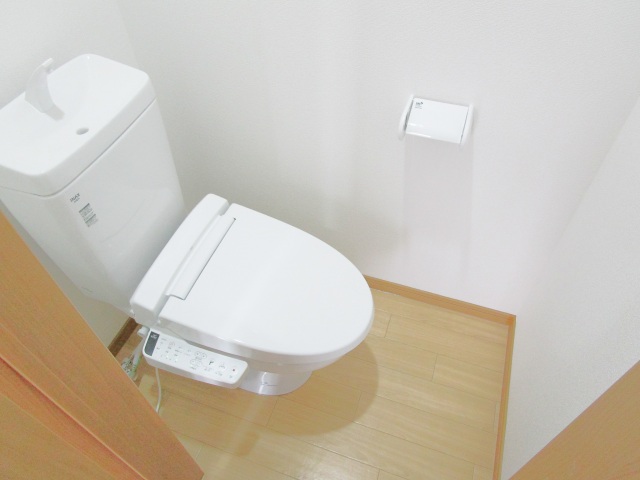 トイレ　温水洗浄暖房機能付！
