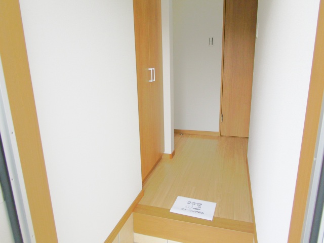 玄関　玄関には天井高の下駄箱付！　靴もたくさん置けます～