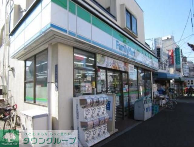 コンビニ　ファミリーマート上十条一丁目店（コンビニ）まで738m