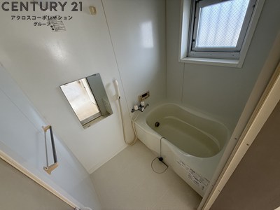 バス・シャワールーム　浴室にも窓があり換気良好です