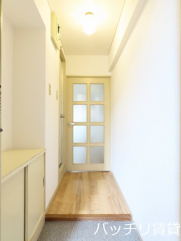 玄関　別号室タイプの為、現状を優先します