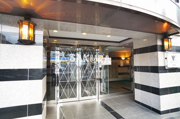 エントランス　重厚感のある建物デザイン♪