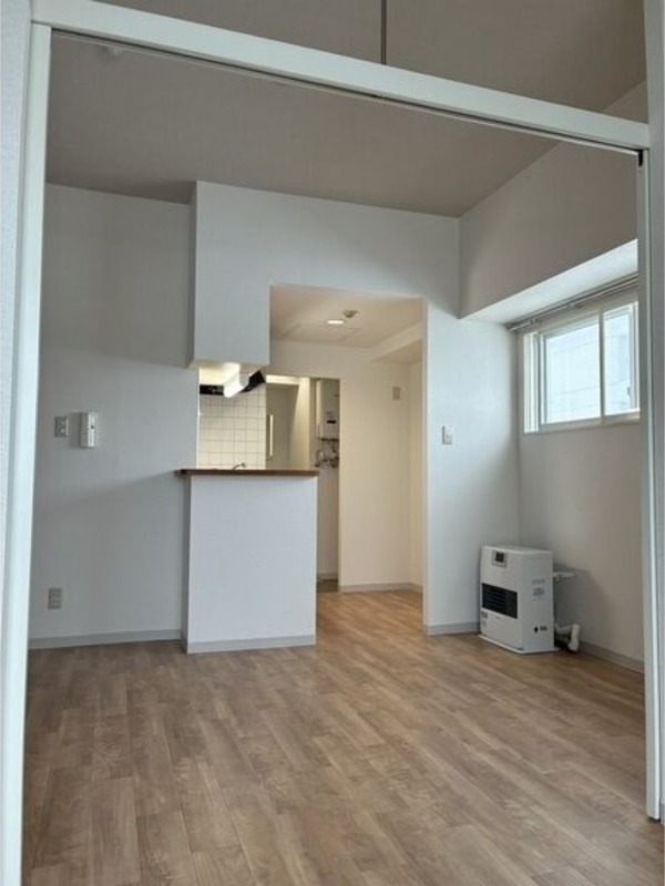 居室・リビング　退去予定につき反転タイプの画像です。