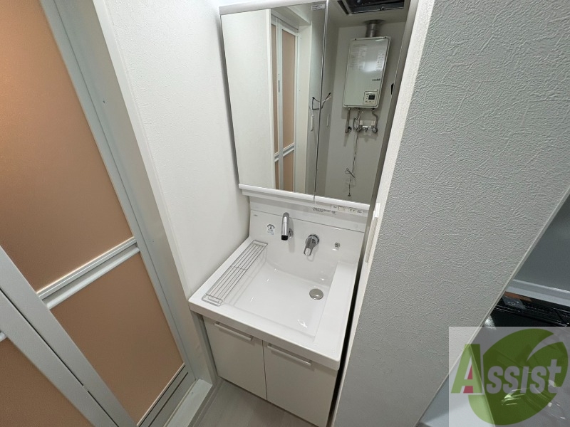 洗面設備　独立洗面台です。大きくてよいですね。シャンプーもできます！