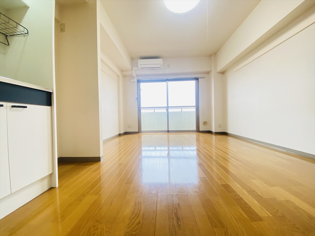 居室・リビング　同一建物内601号室内装写真転載