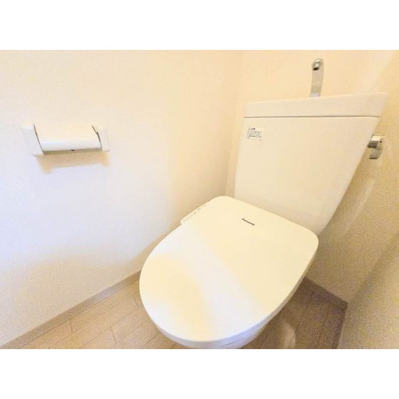 トイレ　温水洗浄機能付き便座