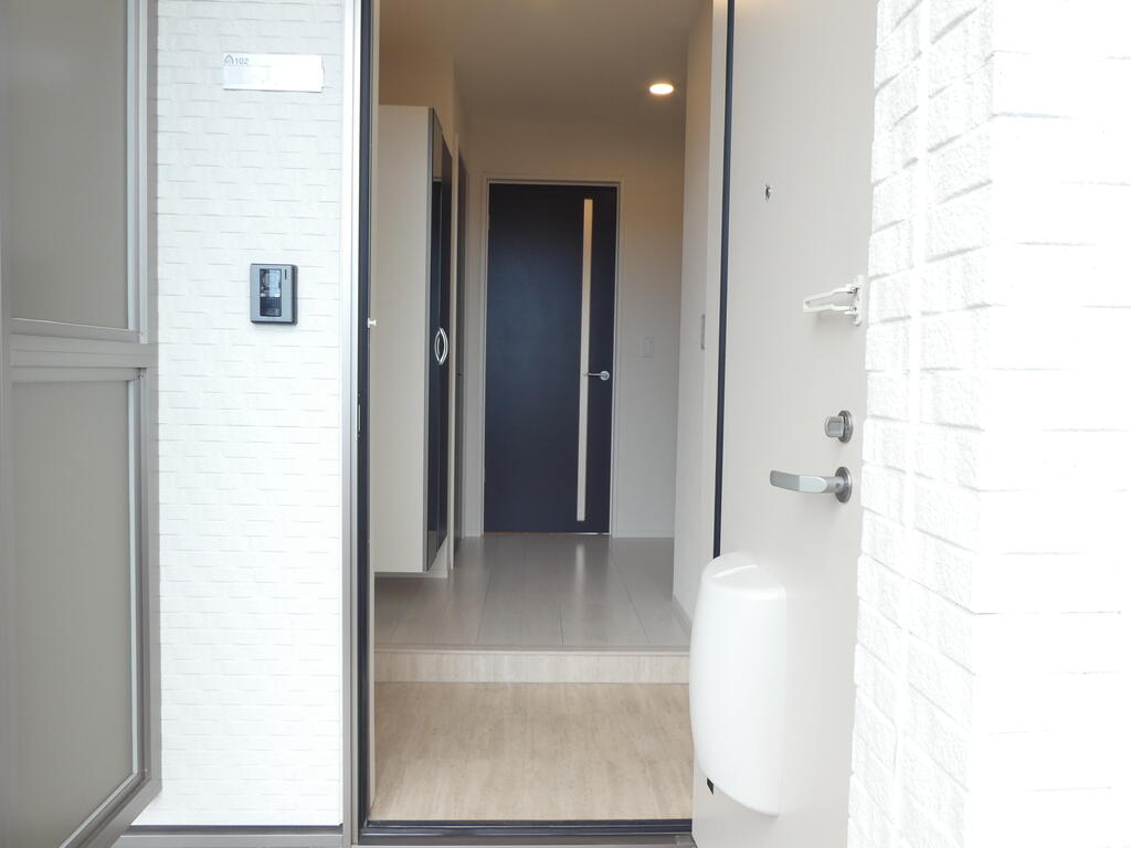 玄関　写真・動画・パノラマは同物件反転間取り別部屋のものです。