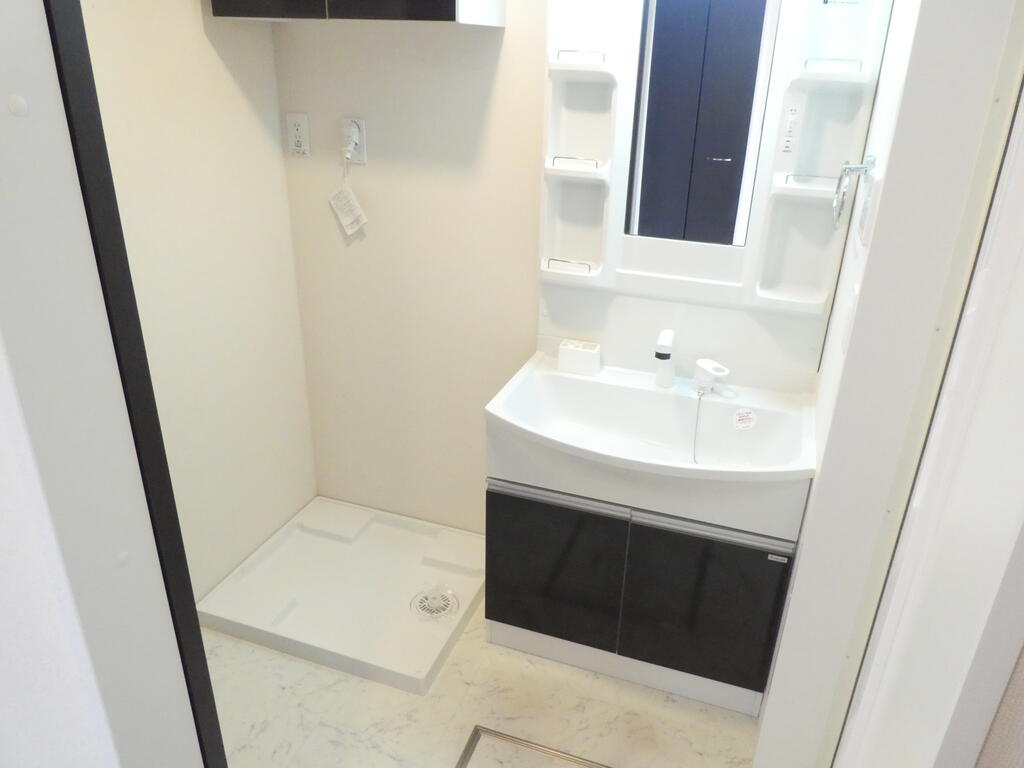 洗面設備　写真・動画・パノラマは同物件反転間取り別部屋のものです。