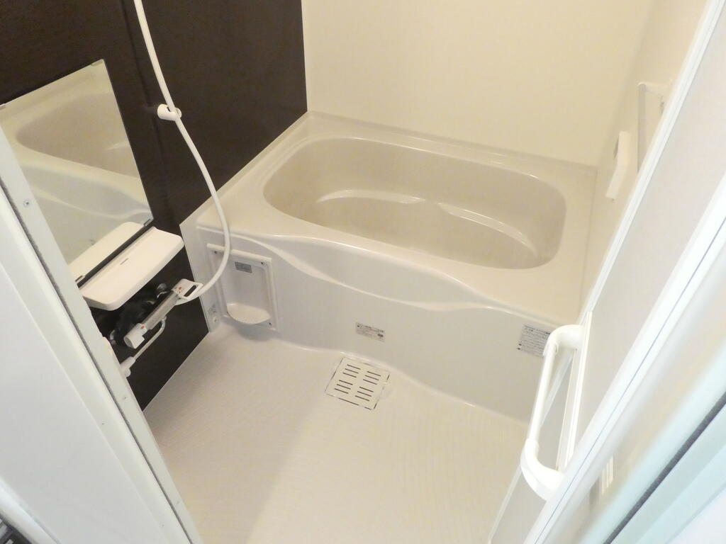 バス・シャワールーム　写真・動画・パノラマは同物件反転間取り別部屋のものです。