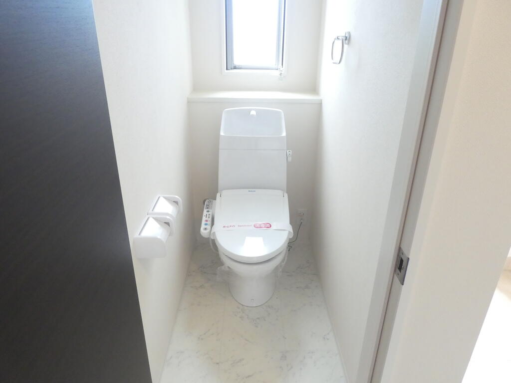 トイレ　写真・動画・パノラマは同物件反転間取り別部屋のものです。