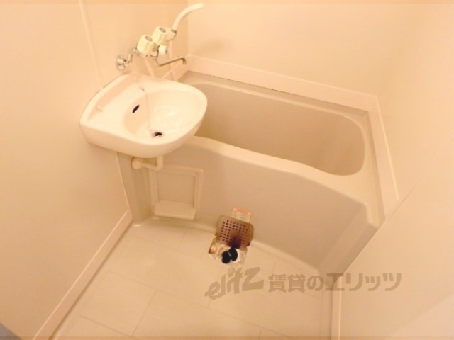 バス・シャワールーム　ゆとりのあるお風呂です。