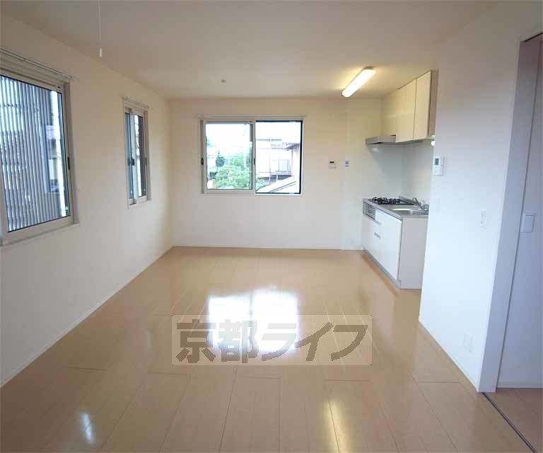 居室・リビング　明るく風通しのいい静かな住宅街の２階のリビングルーム