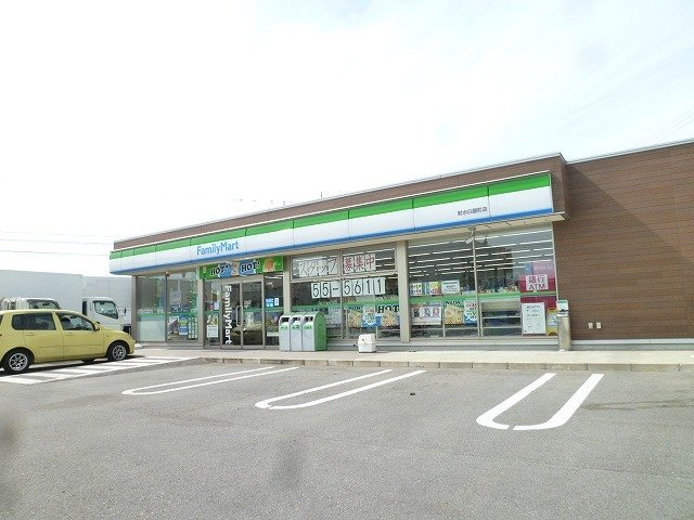 コンビニ　ファミリーマート 射水白銀町店（コンビニ）まで739m