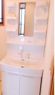 洗面設備　独立洗面台、小物を置くことができて便利です