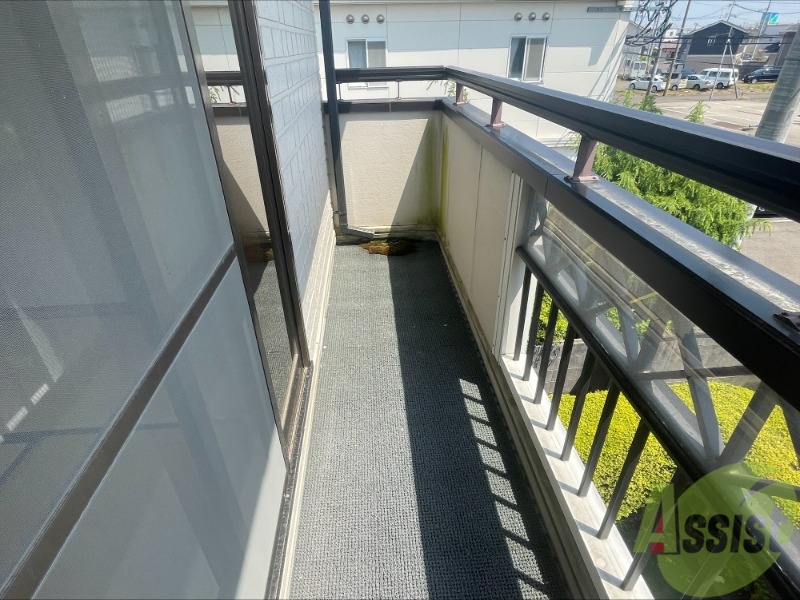 バルコニー　こちらがバルコニーになります、広く日差しが良く入りますね。