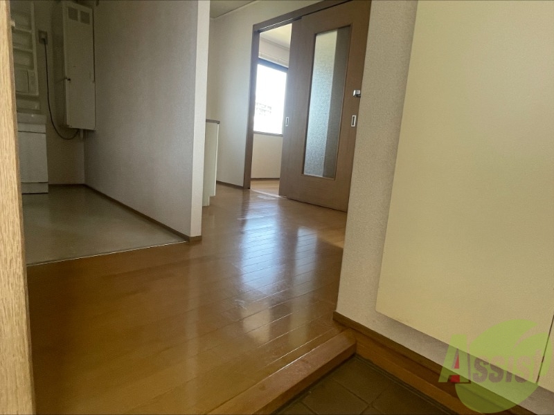 玄関　こちらの玄関はキッチンやお風呂場に直接つながっております。