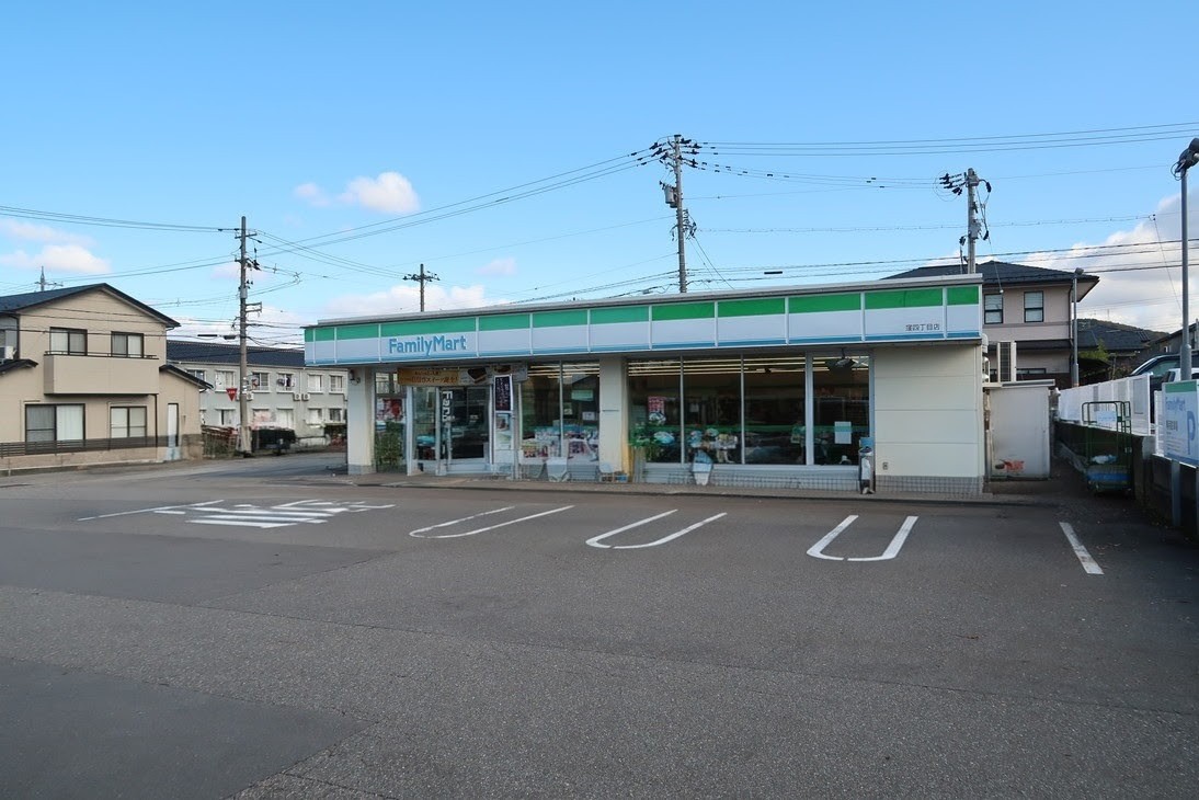コンビニ　ファミリーマート窪四丁目店（コンビニ）まで497m