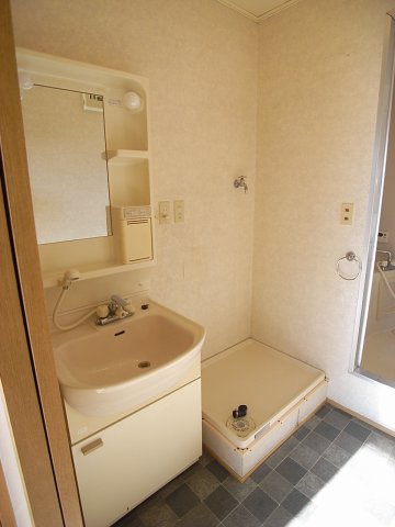 洗面設備　シャワー付き洗面台　室内洗濯機置き場