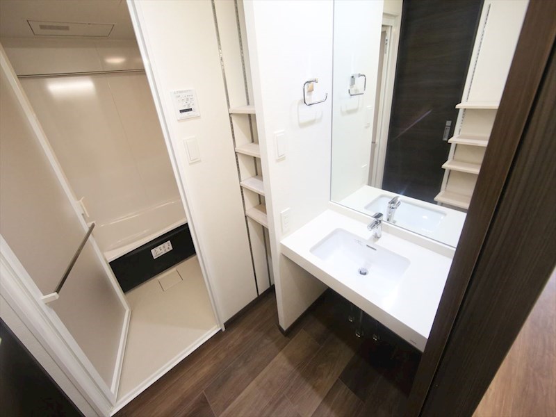 洗面設備　脱衣所　独立洗面台　棚付き