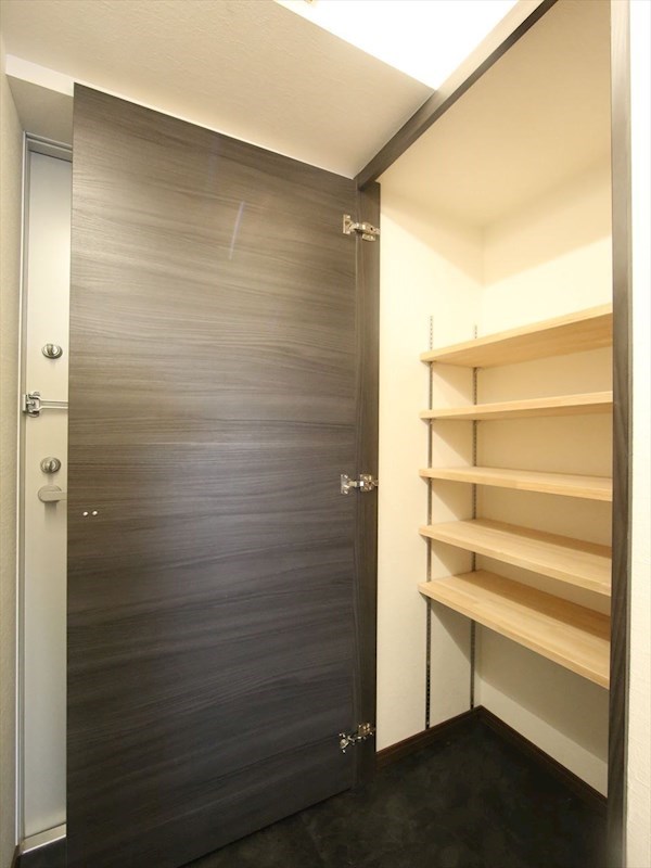 玄関　玄関　シューズクローク付（収納充実してます）