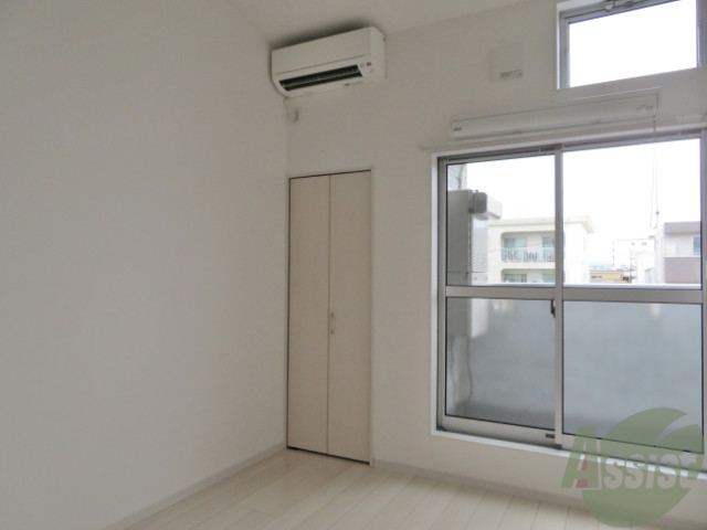 居室・リビング　ロフト付きの物件なので天井が高いですね～