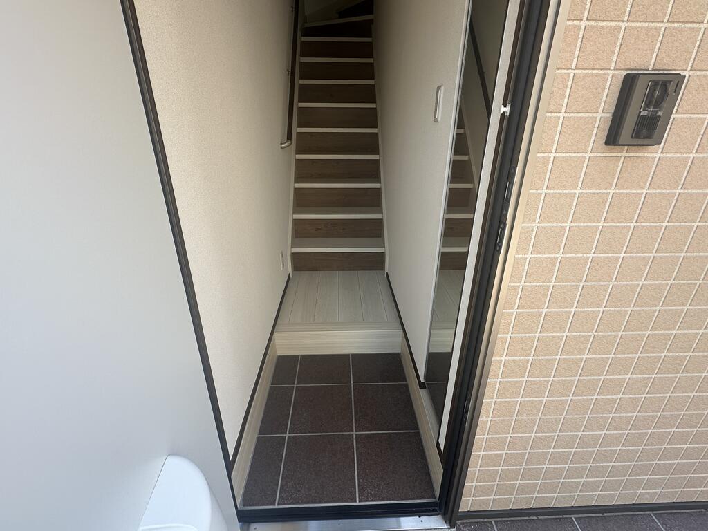 玄関　※写真は同施工会社の別物件のものとなります。ご参考ください。