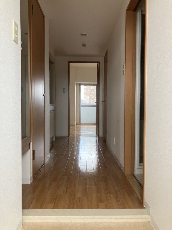 玄関　同物件別部屋写真