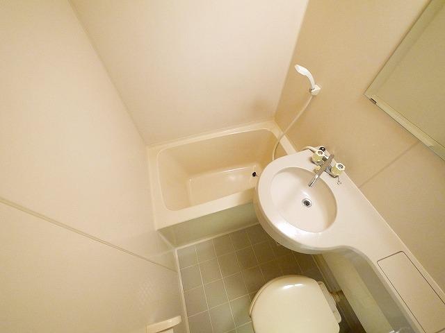 バス・シャワールーム　コンパクトで使いやすいお風呂です