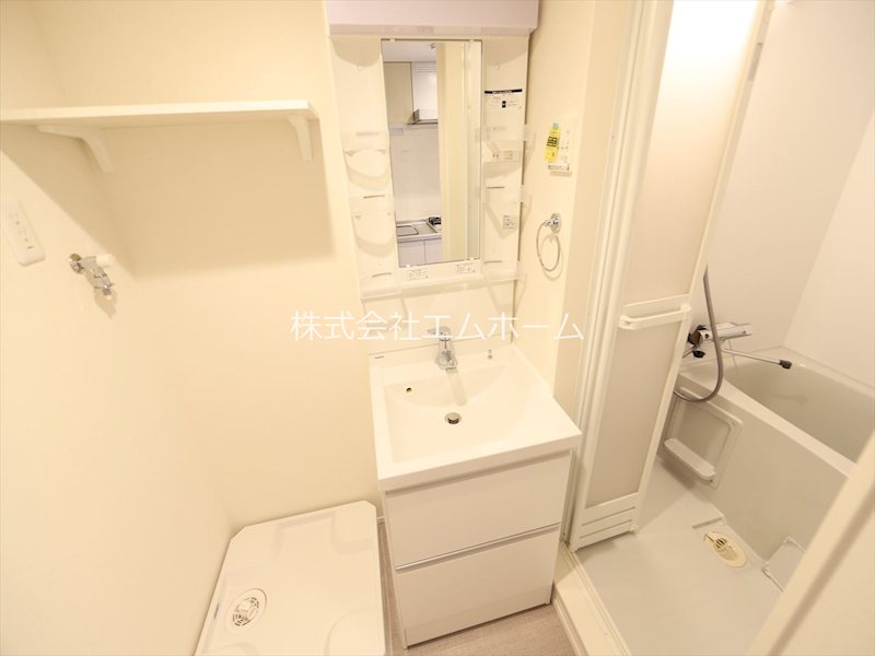 洗面設備　脱衣所　独立洗面台（シャンプードレッサー付）収納スペース有