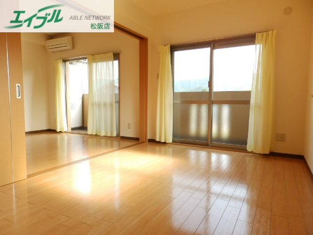 居室・リビング　別部屋反転参考写真です。