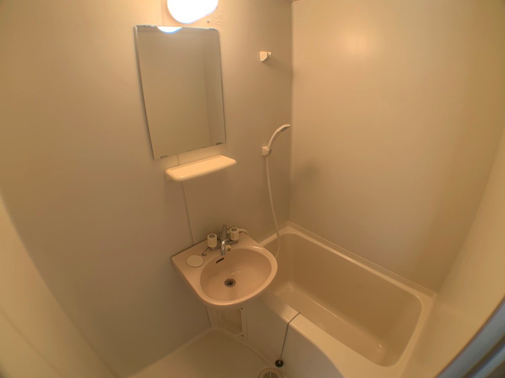 バス・シャワールーム　シンプルで機能的なユニットバスです