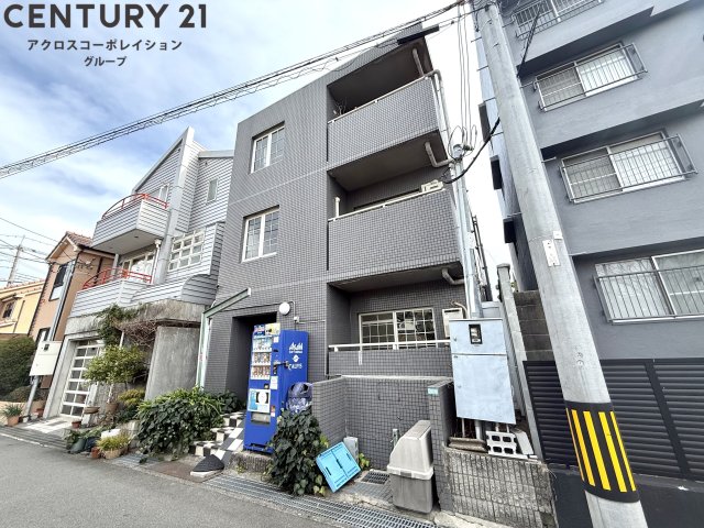 建物外観　敷地内にゴミ置き場があります