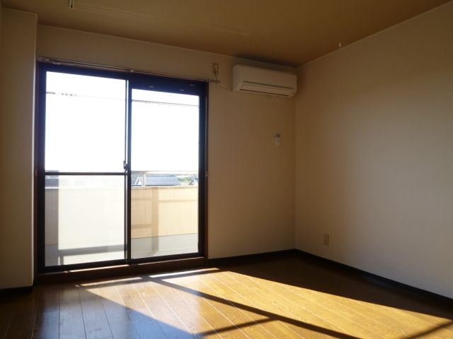 居室・リビング　日当たり良好です。