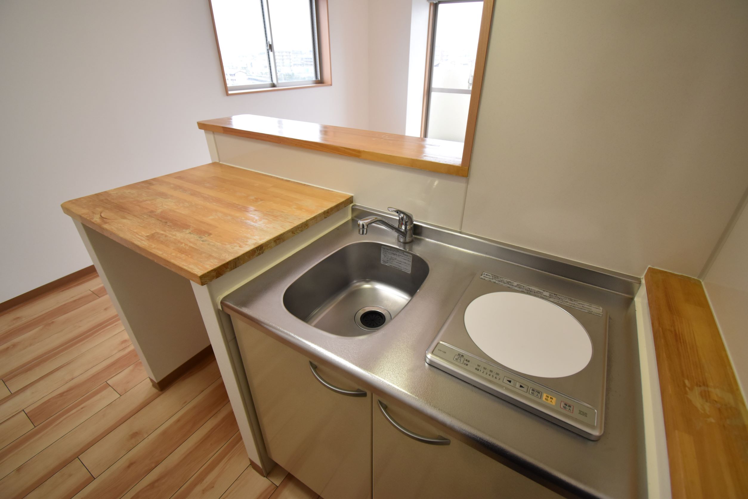 キッチン　※同建物の別のお部屋の写真です。