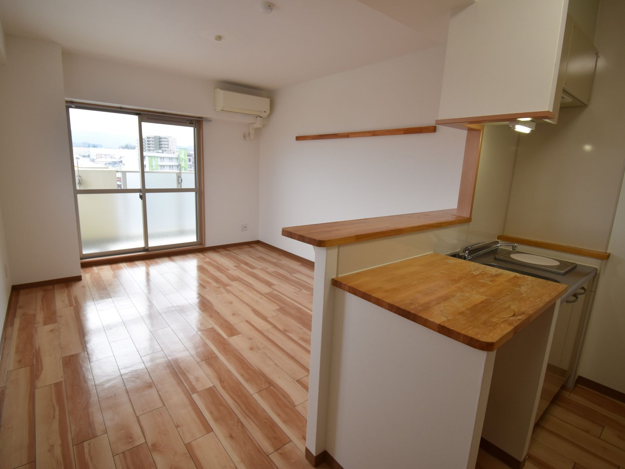 居室・リビング　※同建物の別のお部屋の写真です。