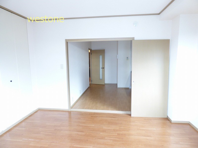 その他部屋・スペース　南側洋室とDKをひと続きにするとかなり広いです。