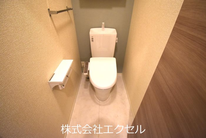 トイレ　温水洗浄便座です。