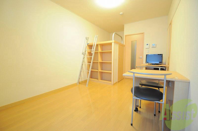 居室・リビング　ロフト下にウォークインクローゼットがあります。