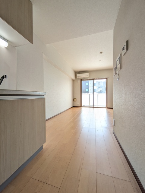 居室・リビング　エアコン付きのリビング★（※写真は７０１号室）