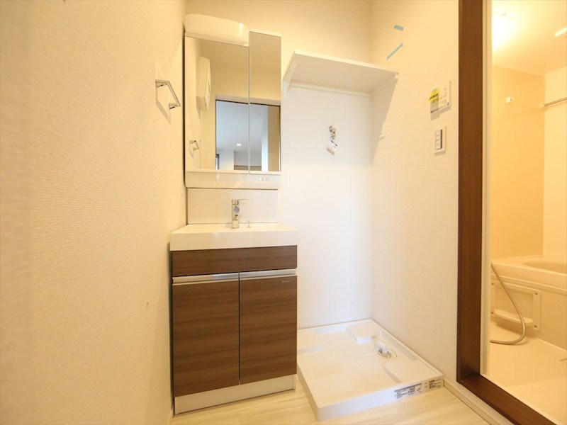 洗面設備　脱衣所　独立洗面台（シャンプードレッサー付）　同仕様写真