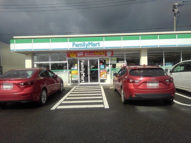 コンビニ　ファミリーマート鳥栖弥生ヶ丘店（コンビニ）まで590m