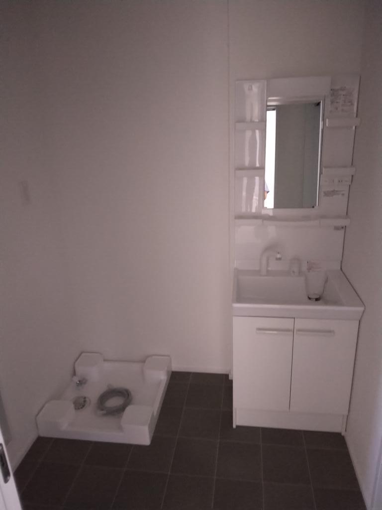 洗面設備　洗面化粧台と洗濯機置場です